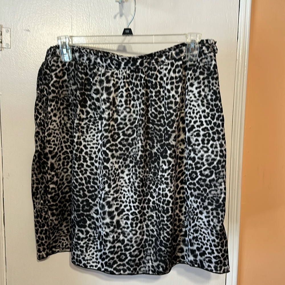 Size 16 Dana Buchman mini skirt. Elastic in back of skirt. With pockets.